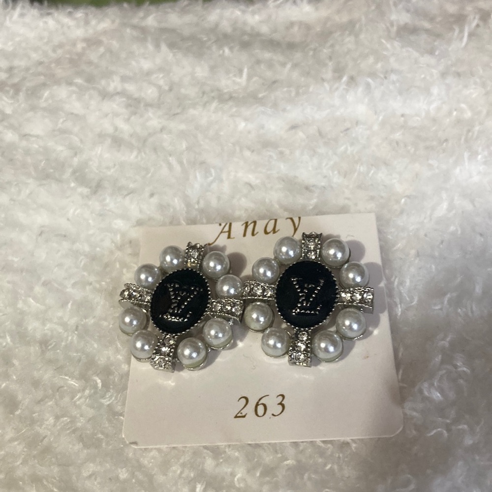 Beautiful post earrings. BNWOT